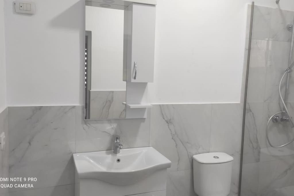 Villa Besnik, rooms for rent Vlorë Eksteriør bilde